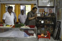 Celebrities pay tributes to Bapu Photos